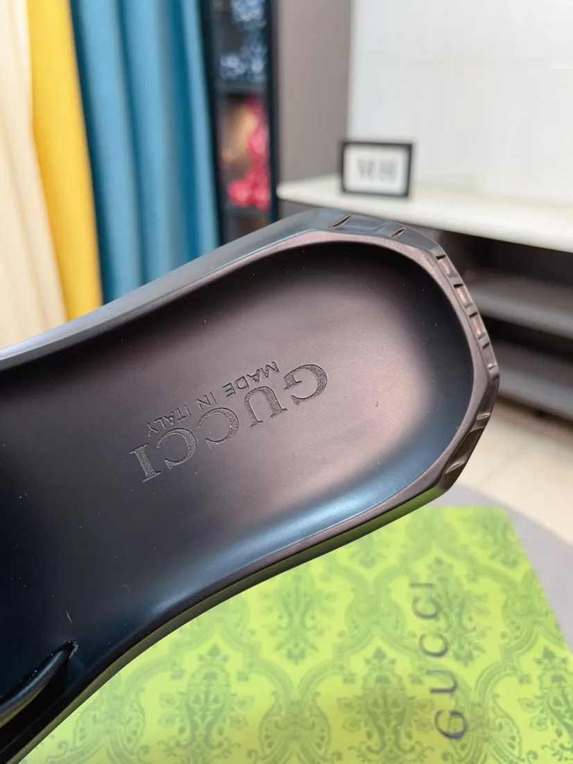 Men's shoes 💰260🌹🌹 (gucci-Gucci) New men's slippers, high-end boutique, made of cowhide, with exquisite embossed logo decoration on the upper, fine workmanship, super soft soles, casual, loose and comfortable, a must-have in summer! \nsize：38-44